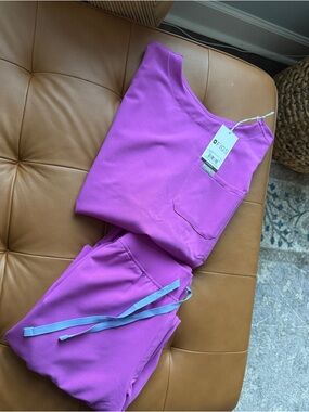 FIGS Women’s Ultraberry Scrub Set - NWT